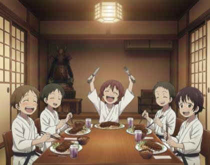 道着の子どもたちが食卓を囲んで笑っている